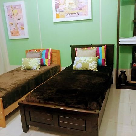 One Palm Tree Villas By Mary Manila Bagian luar foto